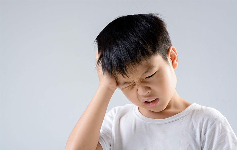 Trẻ thường bị đau tai, sốt là dấu hiệu điển hình của bệnh