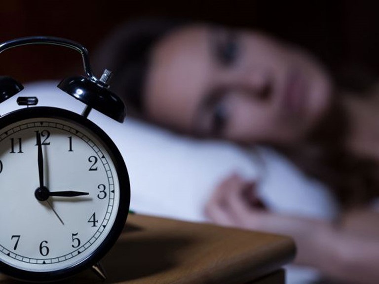 Triệu chứng mất ngủ điển hình nhất là khó đi vào giấc ngủ