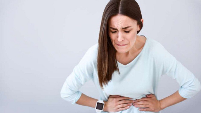 Đau thượng vị là triệu chứng điển hình của viêm hang vị dạ dày