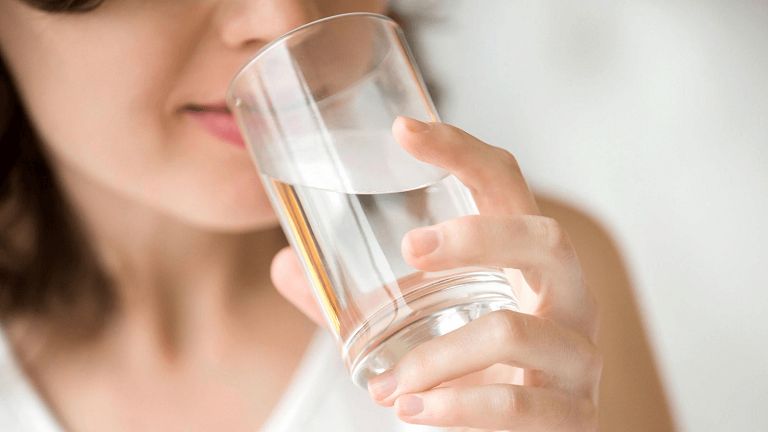 Uống nhiều nước để giảm tình trạng táo bón do đại tràng