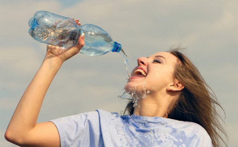 Người bị viêm gan B nên uống nhiều nước để thúc đẩy quá trình đào thải độc tố bên trong cơ thể