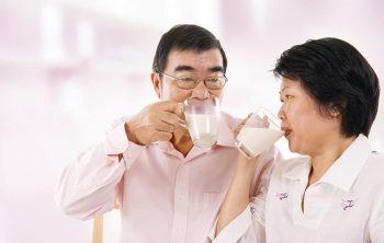 Bệnh nhân bị gai cột sống có nên uống sữa Anlene?