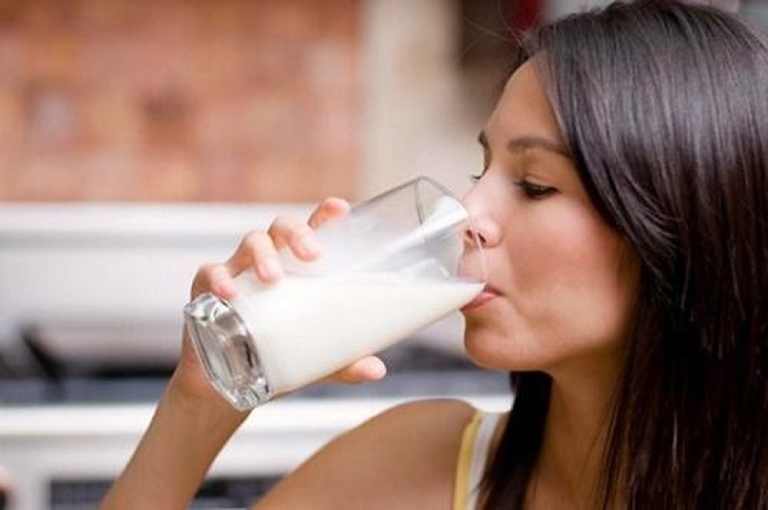 Nên uống sữa với liều lượng vừa đủ để tránh nạp quá nhiều nhân purin vào cơ thể