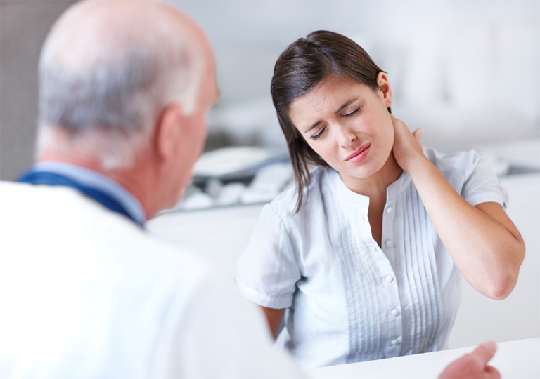 Tiến hành thăm khám khi tình trạng đau xương cổ dần trở nên nghiêm trọng hơn