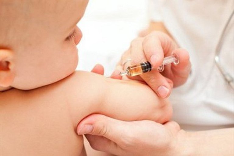 Cả trẻ em và người lớn đều cần tiêm 2 mũi vắc xin viêm gan A để cơ thể tạo đủ kháng thể phòng bệnh.