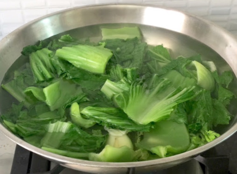 Nấu nước cải bẹ xanh uống mỗi ngày để thúc đẩy quá trình đào thải acid uric qua nước tiểu
