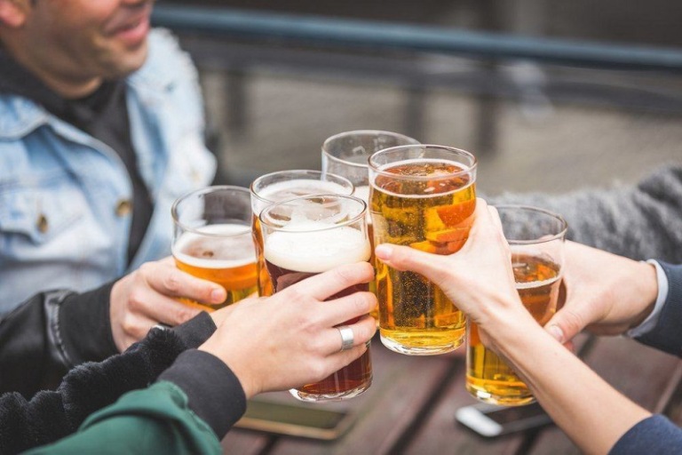 Người bị gout cần tuyệt đối tránh xa rượu bia để tránh ảnh hưởng đến quá trình đào thải acid uric