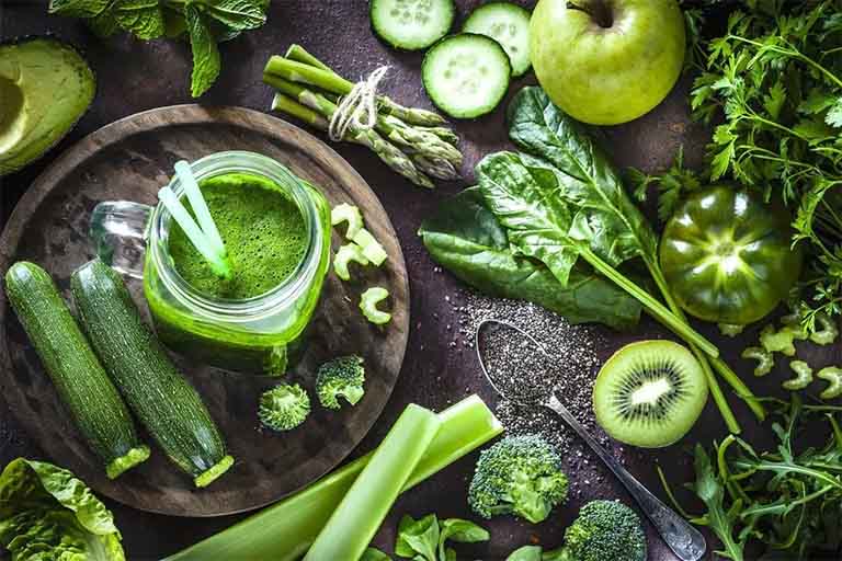 Tăng cường bổ sung cho cơ thể nhiều rau xanh, hoa quả, củ tươi để cải thiện sức khỏe, tăng cường hệ miễn dịch