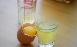 Lòng trắng trứng gà có tác dụng điều trị dị ứng da mặt