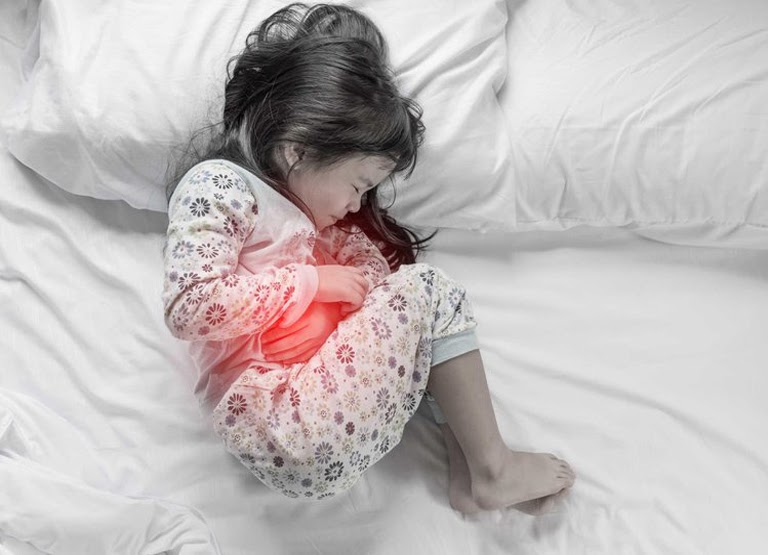 Đau bụng thượng vị là biểu hiện đầu tiên của bệnh viêm hang vị dạ dày ở trẻ em
