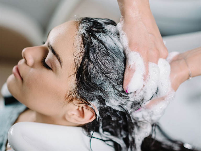 Chăm sóc da đầu đều đặn mỗi tuần 3 - 4 lần bằng các sản phẩm dành riêng cho bà bầu
