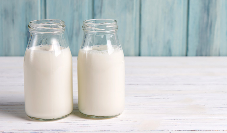 Sữa tươi và cám gạo không chỉ giúp loại bỏ tế bào chết trên da mà còn mang lại một làn da sáng mịn và đều màu