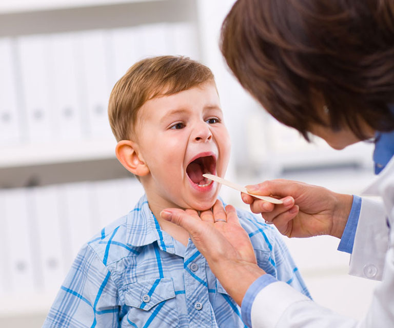 Đưa trẻ đến phòng khám tai mũi họng uy tín để được thăm khám, chẩn đoán và đưa hướng điều trị tích cực