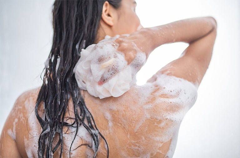 Hướng dẫn sử dụng sữa tắm hỗ trợ điều trị dày sừng nang lông đúng cách và hiệu quả