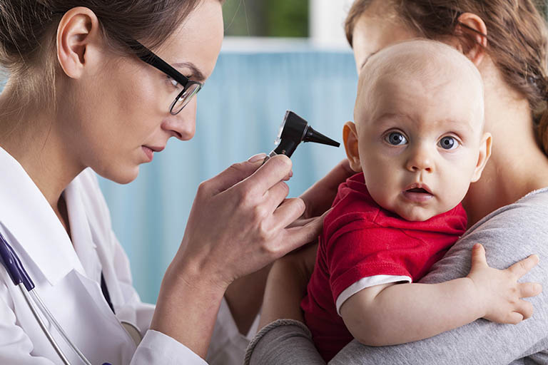 Nhanh chóng đưa trẻ thăm khám bác sĩ tai mũi họng khi trẻ có dấu hiệu bị viêm tai ngoài