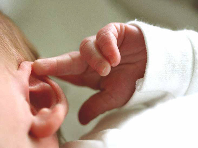 Trẻ sơ sinh bị viêm tai ngoài là nỗi lo lắng của không ít phụ huynh