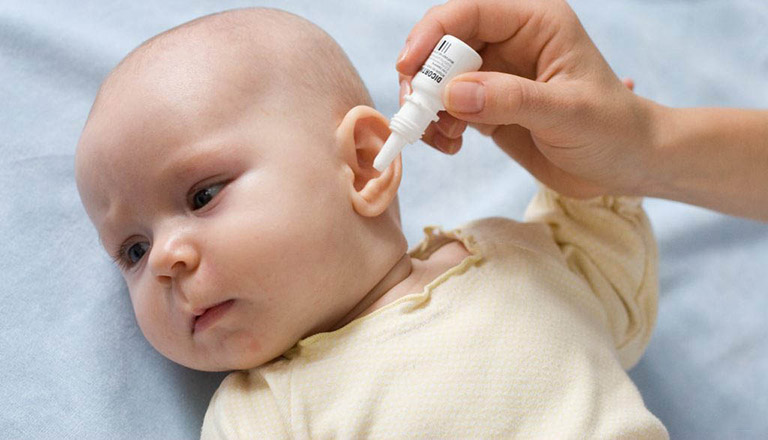 Sử dụng thuốc nhỏ tai trị viêm tai ngoài cho trẻ sơ sinh theo chỉ dẫn của bác sĩ chuyên khoa