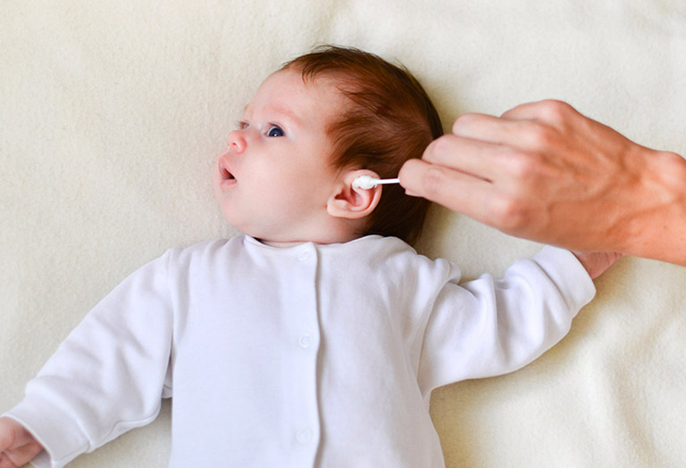 Vệ sinh tai cho trẻ sơ sinh không đúng cách cũng chính là nguyên nhân tạo điều kiện thuận lợi cho vi khuẩn hay nấm gây viêm trong ống tai
