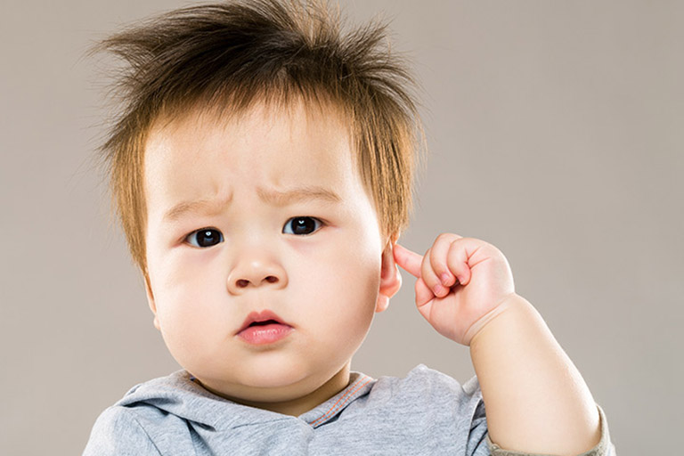 Khi bị viêm tai ngoài, trẻ thường đưa tay vò tai và giật tai mạnh do bị ngứa