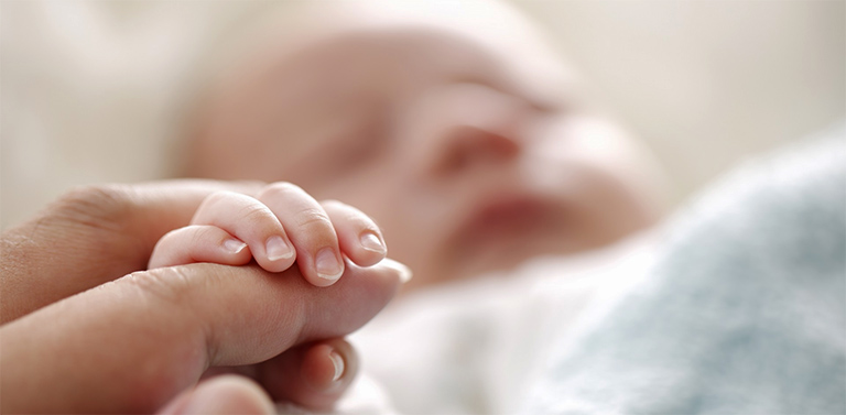 Trẻ sơ sinh có thể bị lây nhiễm mầm bệnh gây viêm niệu đạo thông qua việc sinh thường nhưng khả năng xảy ra là khá thấp