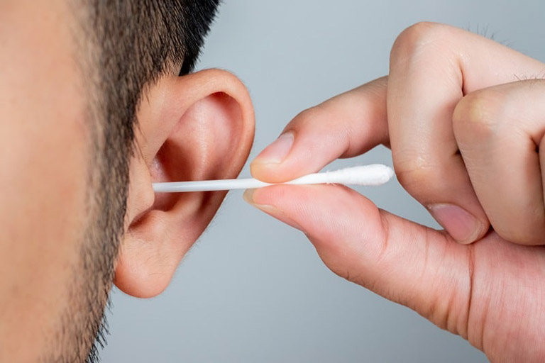 Việc vệ sinh tai không đúng cách có thể là yếu tố khiến bệnh viêm tai trong trở nên nghiêm trọng hơn