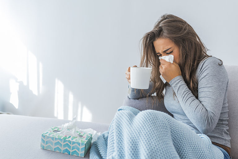 Cơn sốt cao, chảy nhiều nước mũi, cơ thể mệt mỏi, khó thở là những triệu chứng điển hình khi mắc bệnh viêm VA độ 3