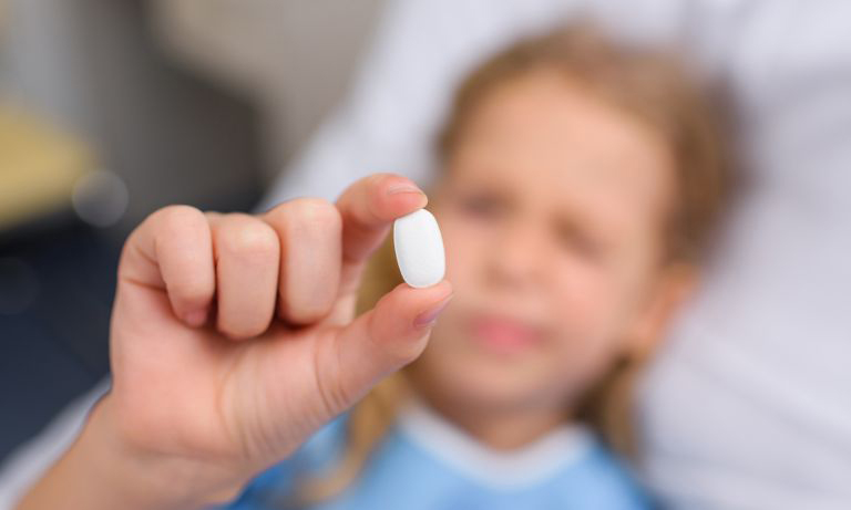 Thận trọng khi cho trẻ sử dụng bất kỳ loại thuốc nào để cải thiện triệu chứng của bệnh viêm VA khi chưa có sự cho phép của bác sĩ chuyên khoa