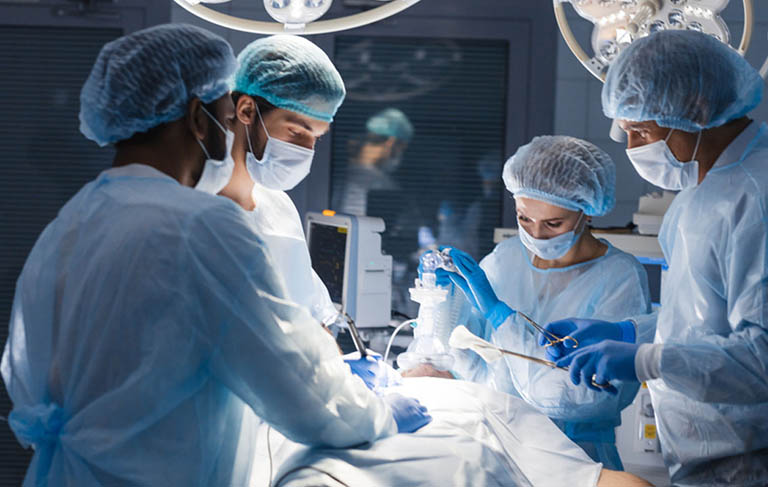 Phẫu thuật là phương pháp điều trị chủ yếu đối với bệnh u xơ tử cung ác tính
