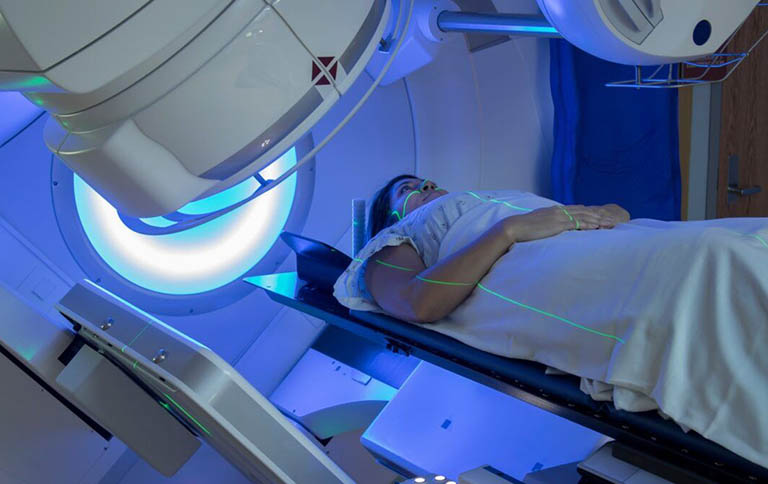 Xạ trị ung thư cổ tử cung là phương pháp sử dụng tia X mang năng lượng cao và bức xạ ion hóa để ức chế và phá hủy tế bào ung thư