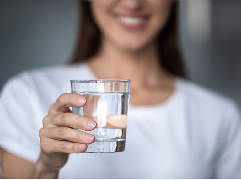 Người bệnh nên bổ sung thêm ít nhất 2 lít nước lọc mỗi ngày cho cơ thể
