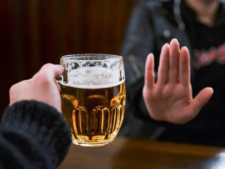 Người bị sỏi thận cần hạn chế sử dụng rượu, bia, các chất kích thích