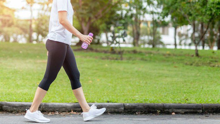 Duy trì thói quen đi bộ mỗi ngày sẽ có tác dụng hỗ trợ điều trị và phòng ngừa gai khớp gối