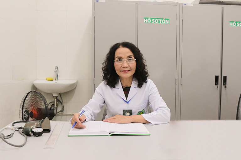 Bác sĩ Lê Phương có hơn 40 năm kinh nghiệm điều trị bệnh lý phụ khoa