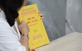 Bác sĩ Nguyễn Thị Vân Anh cầm trên tay cuốn Châu Bản Triều Nguyễn - Ngự Dược Nhật Ký