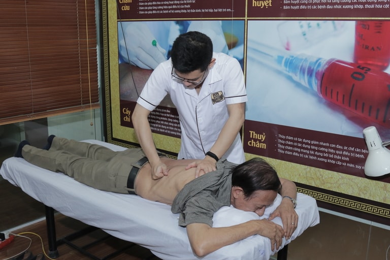 NSƯT Văn Báu thực hiện xoa bóp điều trị đau nhức xương khớp tại Đỗ Minh Đường