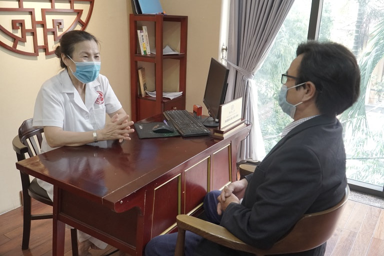 Bác sĩ Vân Anh thăm khám và tư vấn trực tiếp cho bệnh nhân tại Nhất Nam Y Viện