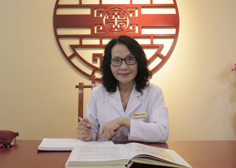 Chân dung bác sĩ Lê Phương - hơn 40 năm kinh nghiệm chữa bệnh da liễu
