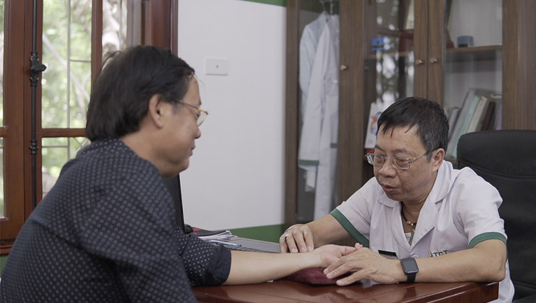Nghệ sĩ Phú Thăng được bác sĩ Tuấn thăm khám và tư vấn điều trị