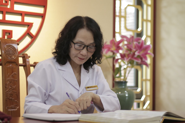 Bác sĩ Lê Phương là người trực tiếp thăm khám cho con gái tôi tại Trung tâm Da liễu Đông y Việt Nam