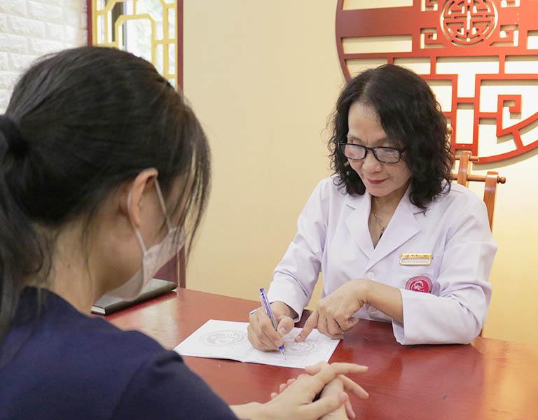 Chị Phương Loan đưa con gái đến thăm khám tại Trung tâm Da liễu Đông y Việt Nam sau một thời gian điều trị không hiệu quả