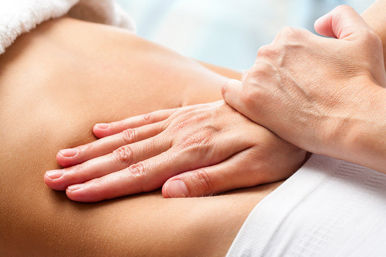 Massage, xoa bóp nhẹ nhàng vùng bụng có thể giảm cơn đau dạ dày