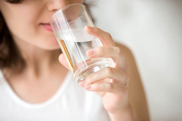 Uống nước lọc có thể giúp cơn đau dạ dày dịu đi
